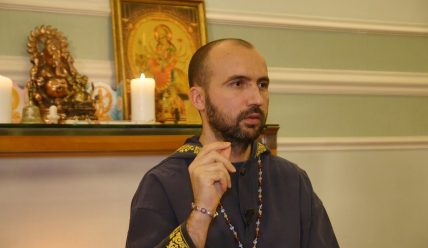 Интервью c санньясином Раманатхи Гири на тему: история и вероучение Всемирной Общины Санатана Дхармы, а также интерпретация индуизма в постсоветском пространстве.
