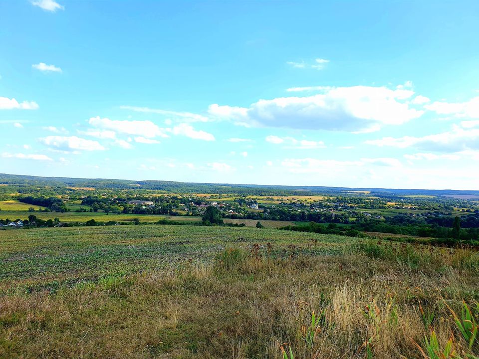 ДИВА УКРАЇНИ: ПАГОРБ, ЩО ЗРОСТАЄ, У МЛІЄВІ Й ЧАРІВНЕ КАМІННЯ У НЕБРАТІ