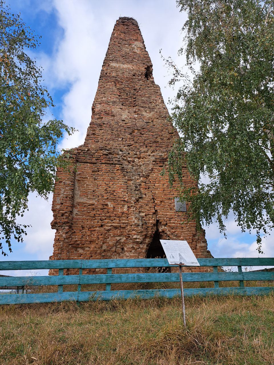 Могила князя Олександра Пронського у вигляді пірамідального стовпа у місті Берестечко