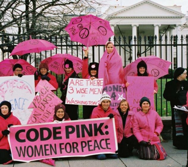 Code Pink: історія феміністичного антивоєнного руху, який змінив культуру протестів у США